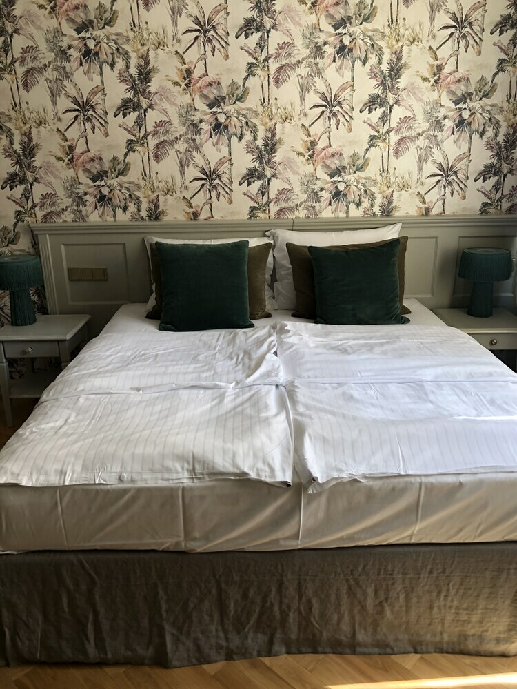 Merchant's Avenue Hotel