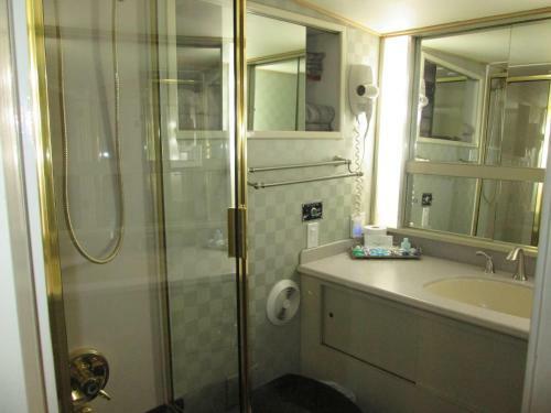 Ocean Romance Dockside Bed & Breakfast Yacht