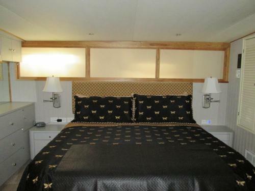 Ocean Romance Dockside Bed & Breakfast Yacht