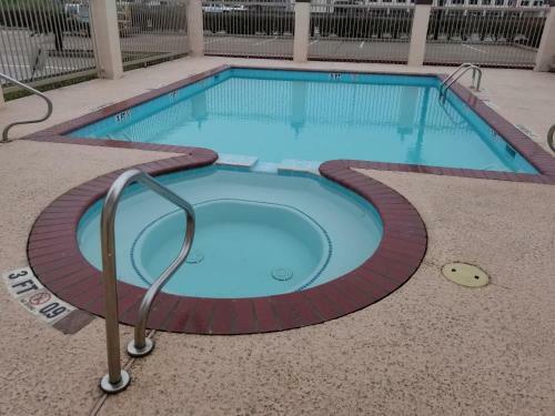 Motel Oaks Lodge And Suites