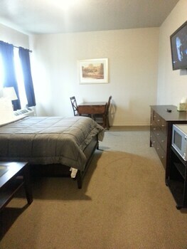 Hotel Roomy Inn & Suites