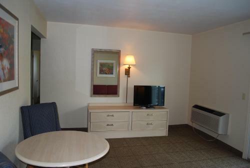 Hotel Clinton Inn & Suites