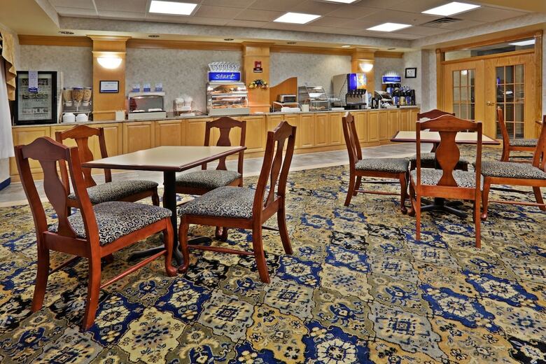 Holiday Inn Express Hotel & Suites - Wilson - Downtown