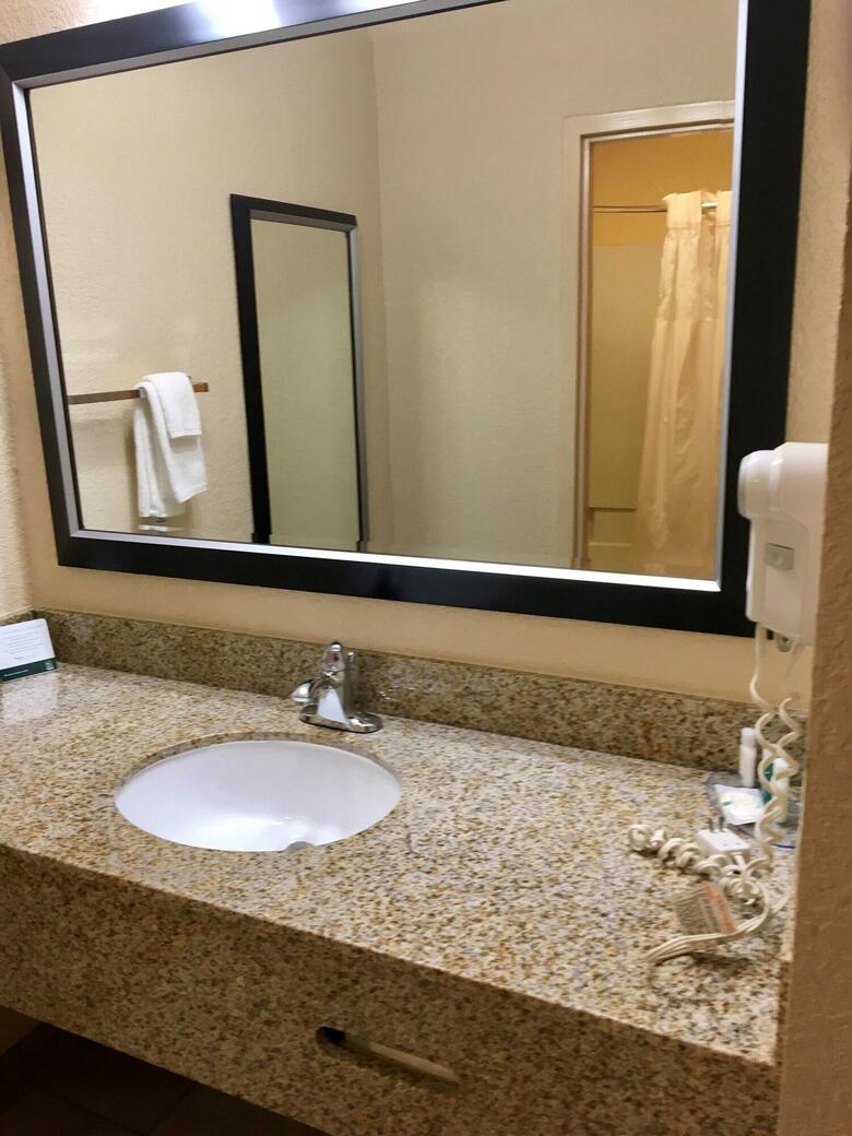 Hotel Quality Suites Convention Center - Hickory