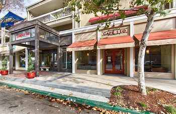 Hotel Hallmark Inn
