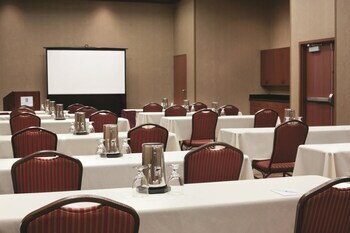 Hotel Embassy Suites Minneapolis - North