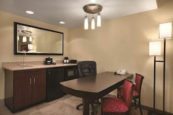 Hotel Embassy Suites Minneapolis - North