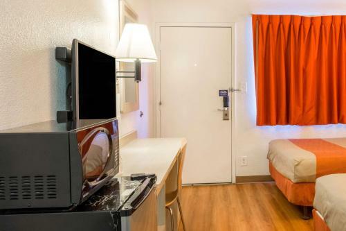 Motel 6 Mojave