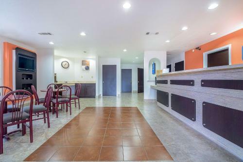Motel 6 Canton