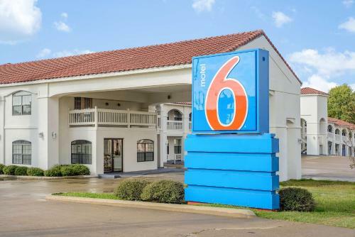 Motel 6 Canton