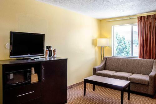 Hotel Rodeway Inn & Suites