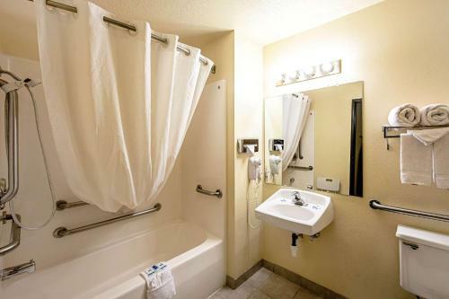Hotel Rodeway Inn & Suites