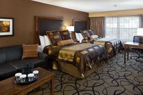 Clubhouse Hotel And Suites