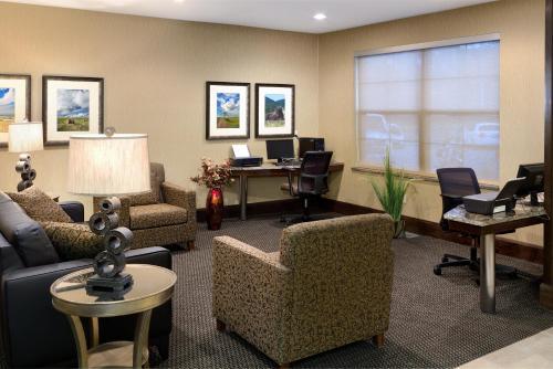 Clubhouse Hotel And Suites