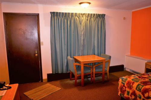 Motel Budget Host Inn - Iron Mountain