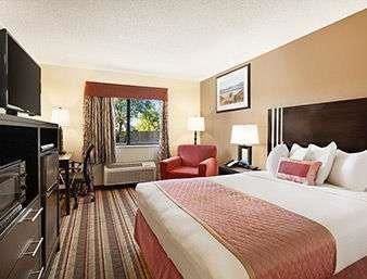 Motel Baymont Inn And Suites