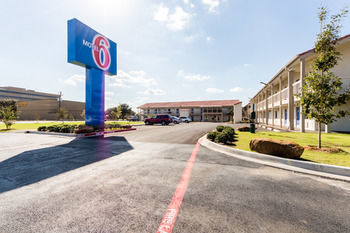 Motel 6 Farmers Branch