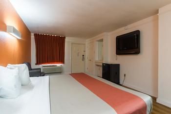 Motel 6 Farmers Branch