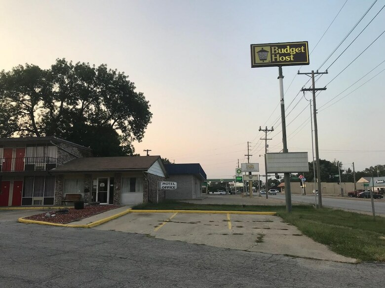 Motel Budget Host Village Inn