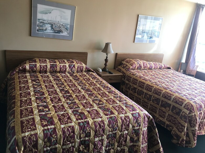 Motel Budget Host Village Inn