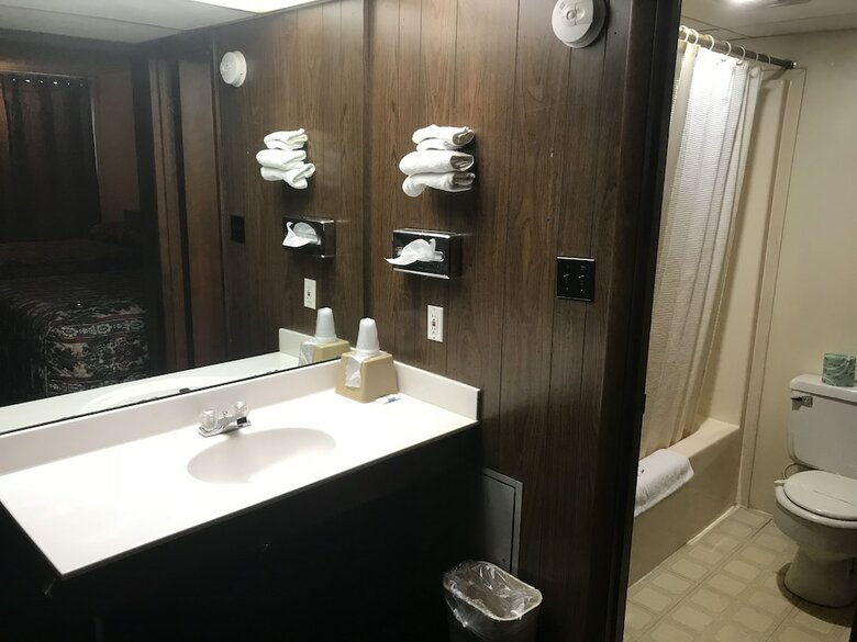 Motel Budget Host Village Inn