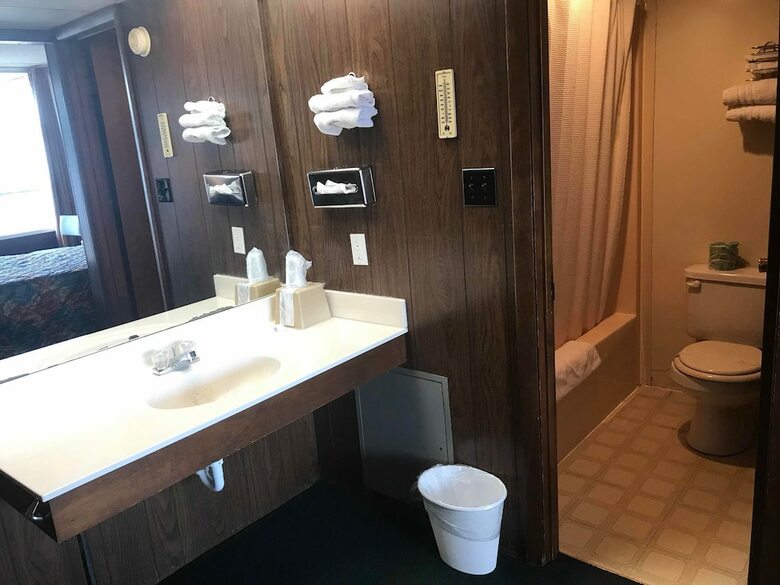 Motel Budget Host Village Inn