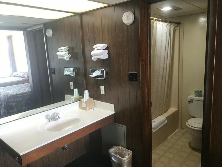 Motel Budget Host Village Inn