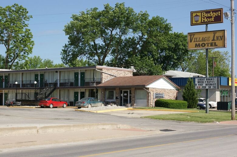 Motel Budget Host Village Inn