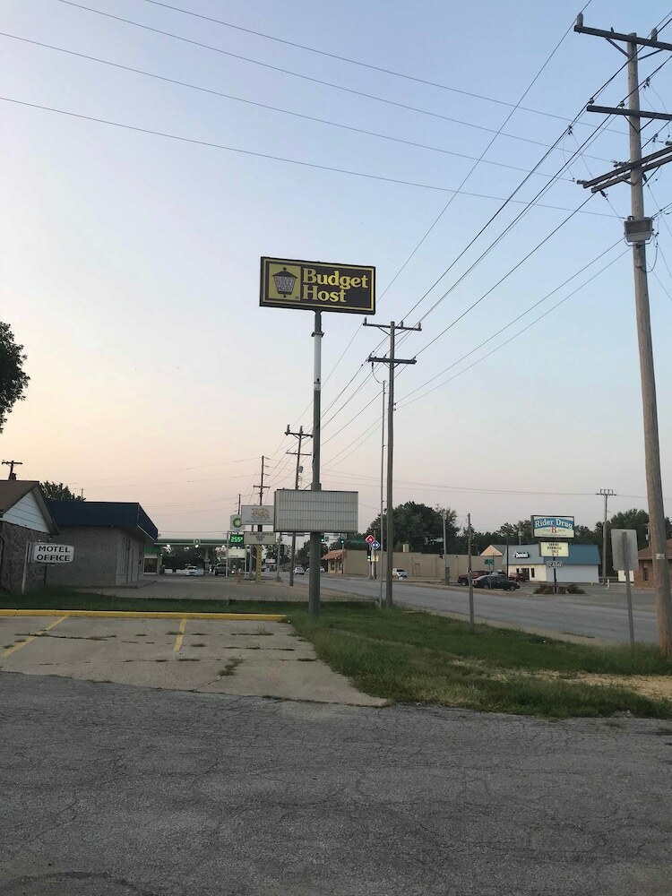 Motel Budget Host Village Inn