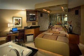 Hotel The Champagne Lodge And Luxury Suites