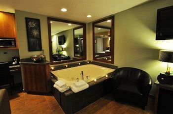 Hotel The Champagne Lodge And Luxury Suites