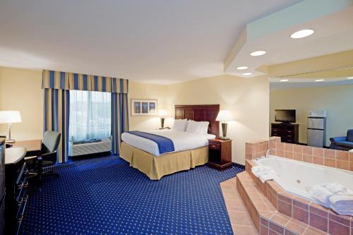 Holiday Inn Express Hotel & Suites Middleboro Raynham