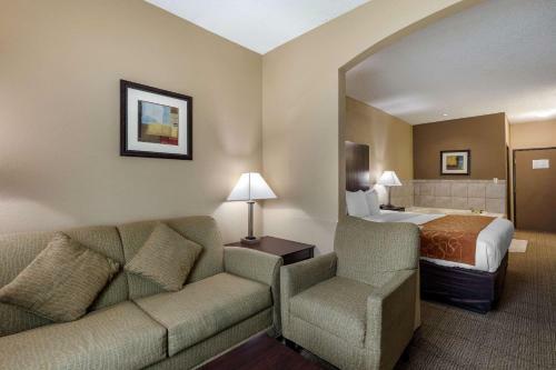 Hotel Comfort Suites Near Stonebriar Mall