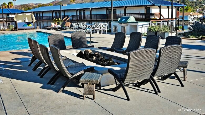 Lakehouse Hotel And Resort