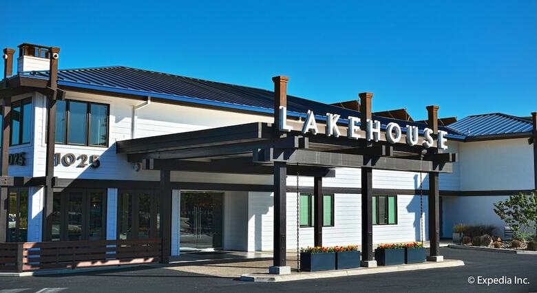 Lakehouse Hotel And Resort