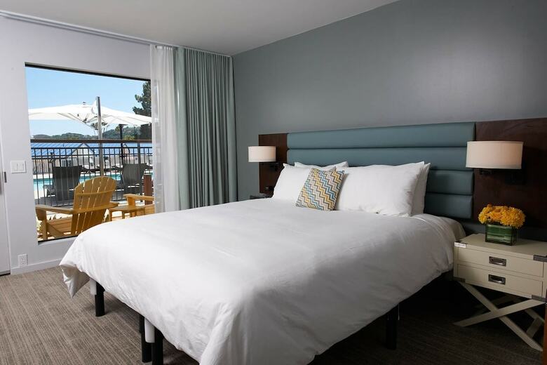 Lakehouse Hotel And Resort
