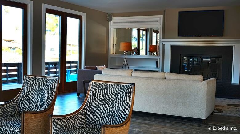 Lakehouse Hotel And Resort