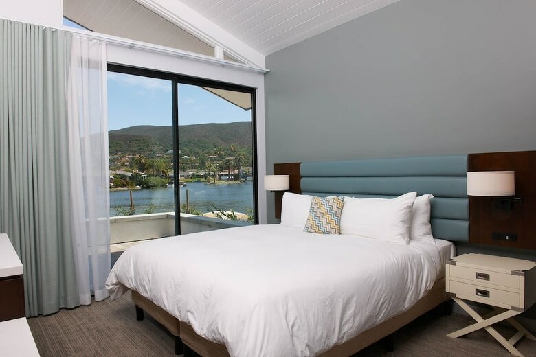 Lakehouse Hotel And Resort