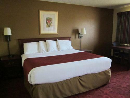 Hotel Americinn West Bend