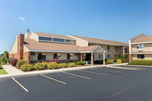 Hotel Americinn West Bend