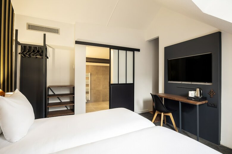 Aris Grand Place Hotel