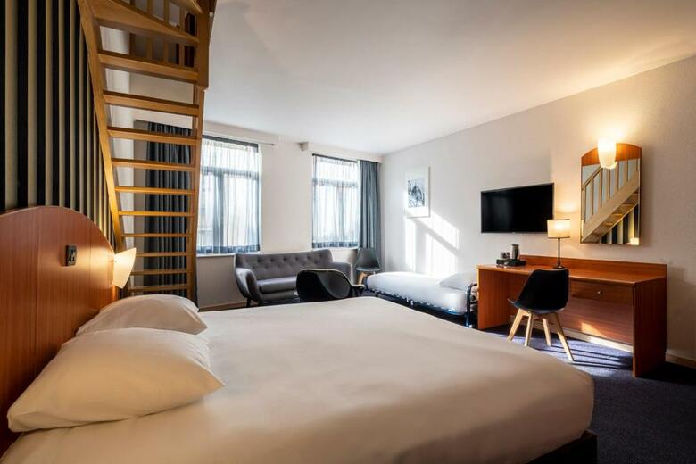 Aris Grand Place Hotel