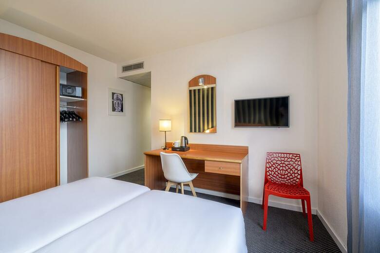 Aris Grand Place Hotel