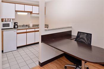 Hotel Red Roof Plus & Suites Guilford