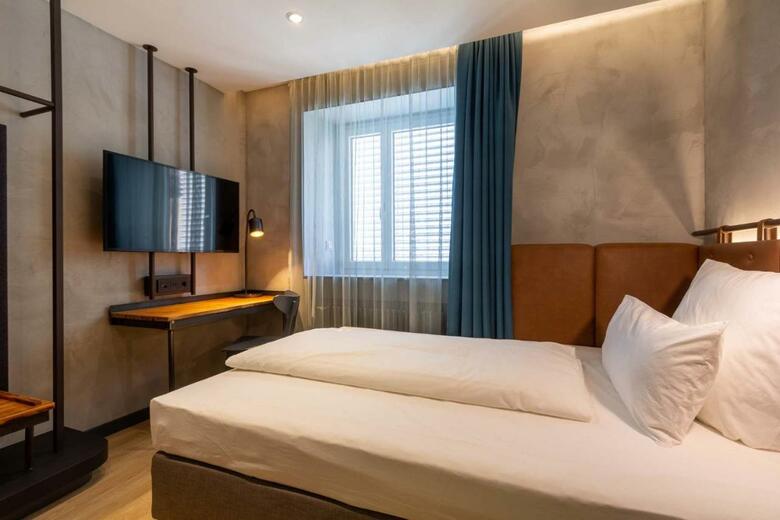 Uns�ld's Factory Hotel