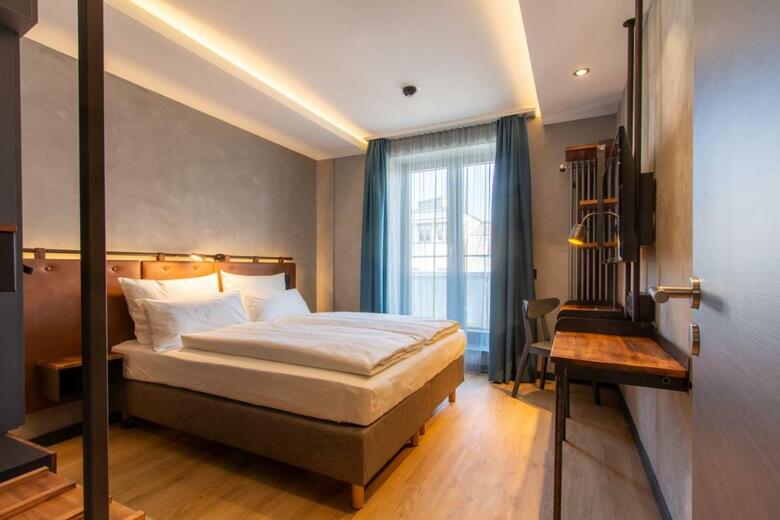 Uns�ld's Factory Hotel
