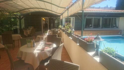 Hotel Logis H�tel R�sidence Les C�dres