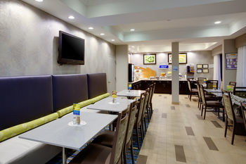 Holiday Inn Express Hotel & Suites Meadowlands Area