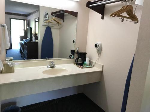 Motel Clairmont Inn & Suites - Warren