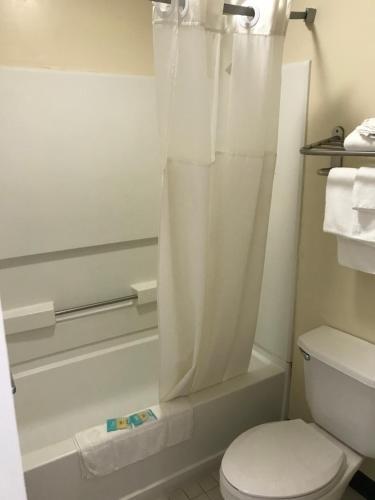 Motel Clairmont Inn & Suites - Warren